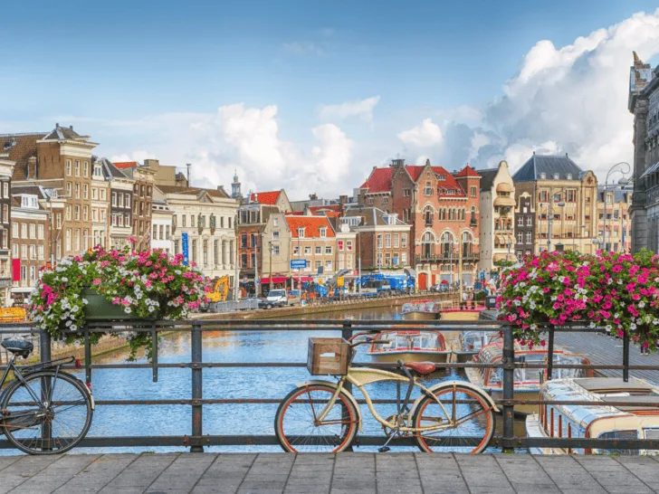 Amsterdam vs Paris