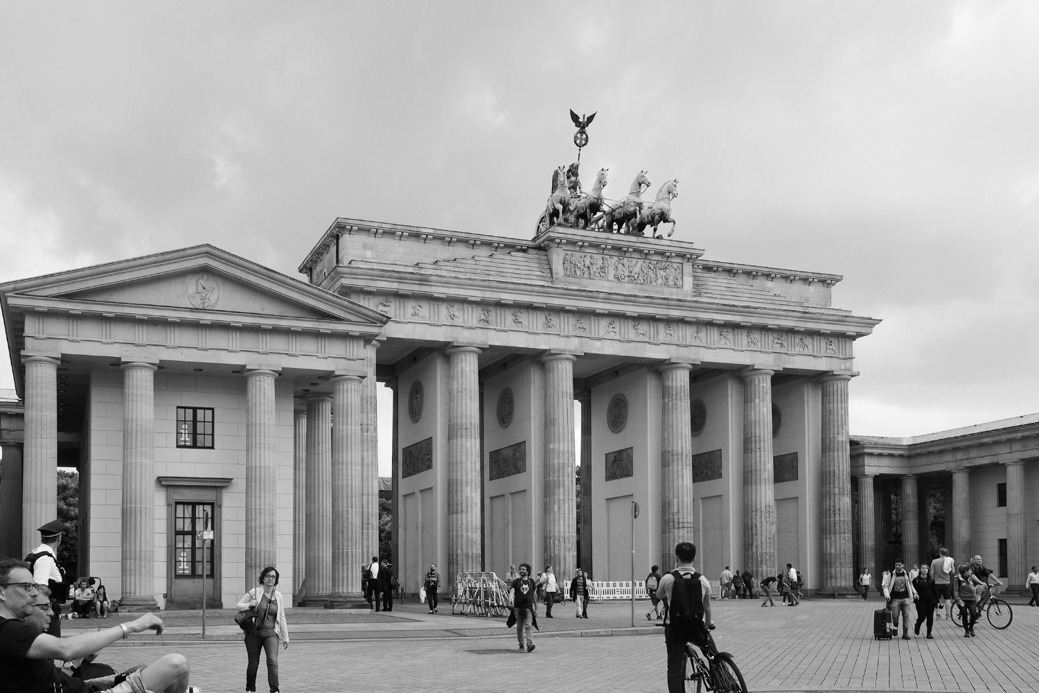 A black and white photo of the Brandenburg Gate in Berlin, Germany.